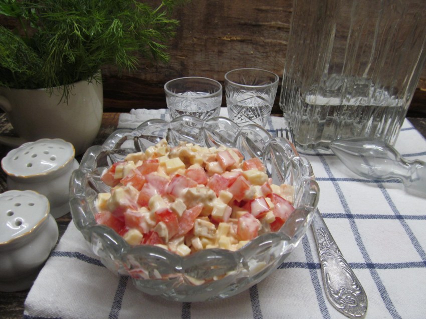 Салат с красной рыбой и крабовыми палочками слоями