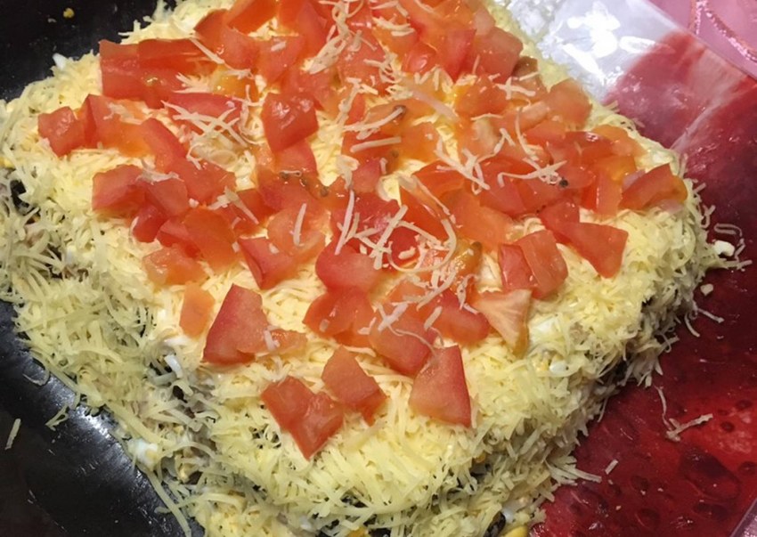 Салат с ветчиной и сыром и помидорами и яйцом