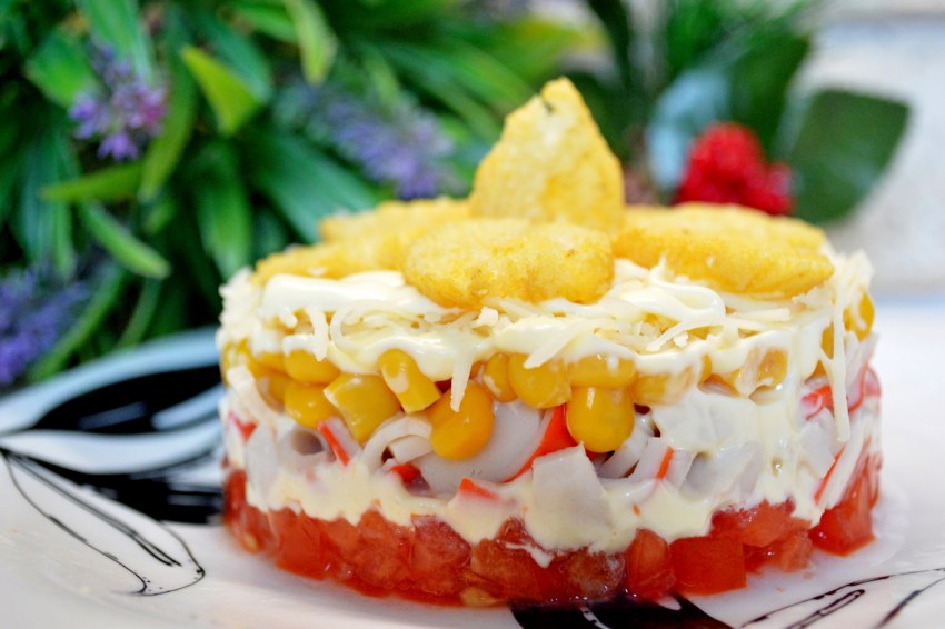 Слоеный салат с курицей и грибами