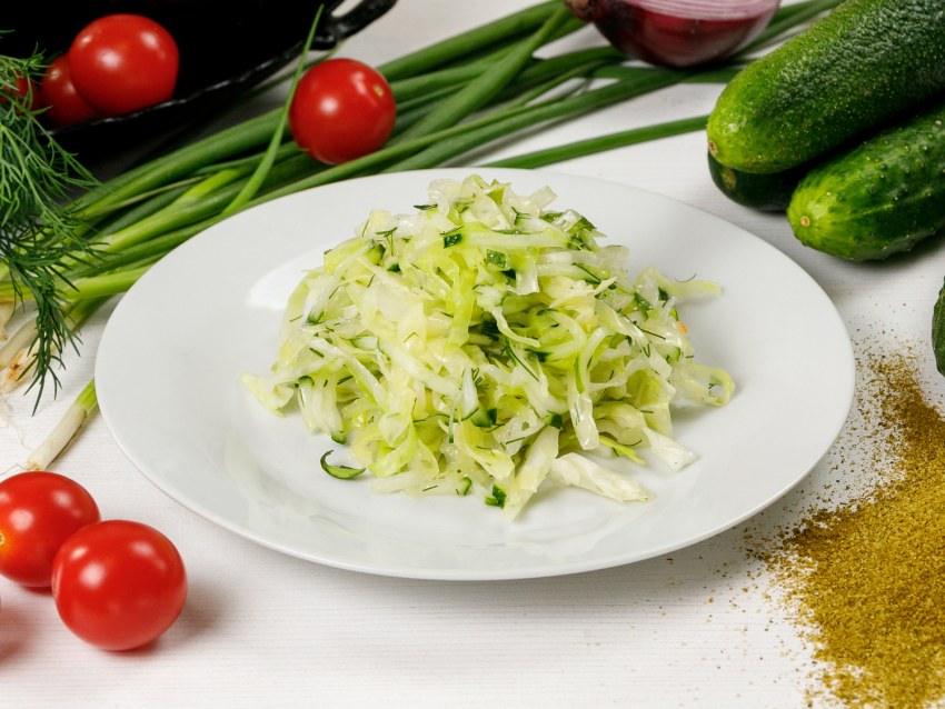Салат капустный с огурцом