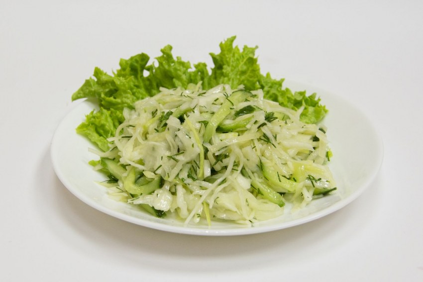Салат с капустой и огурцом