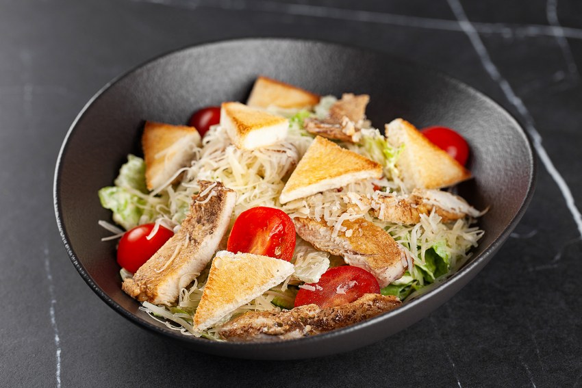 Салат Цезарь с курицей с оливками