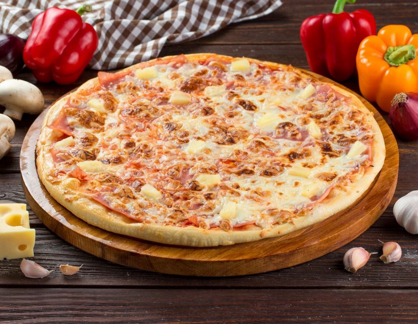 Пицца с ананасами и курицей