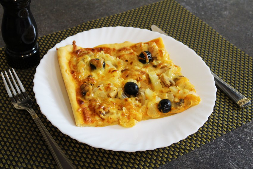 Пицца с ананасами