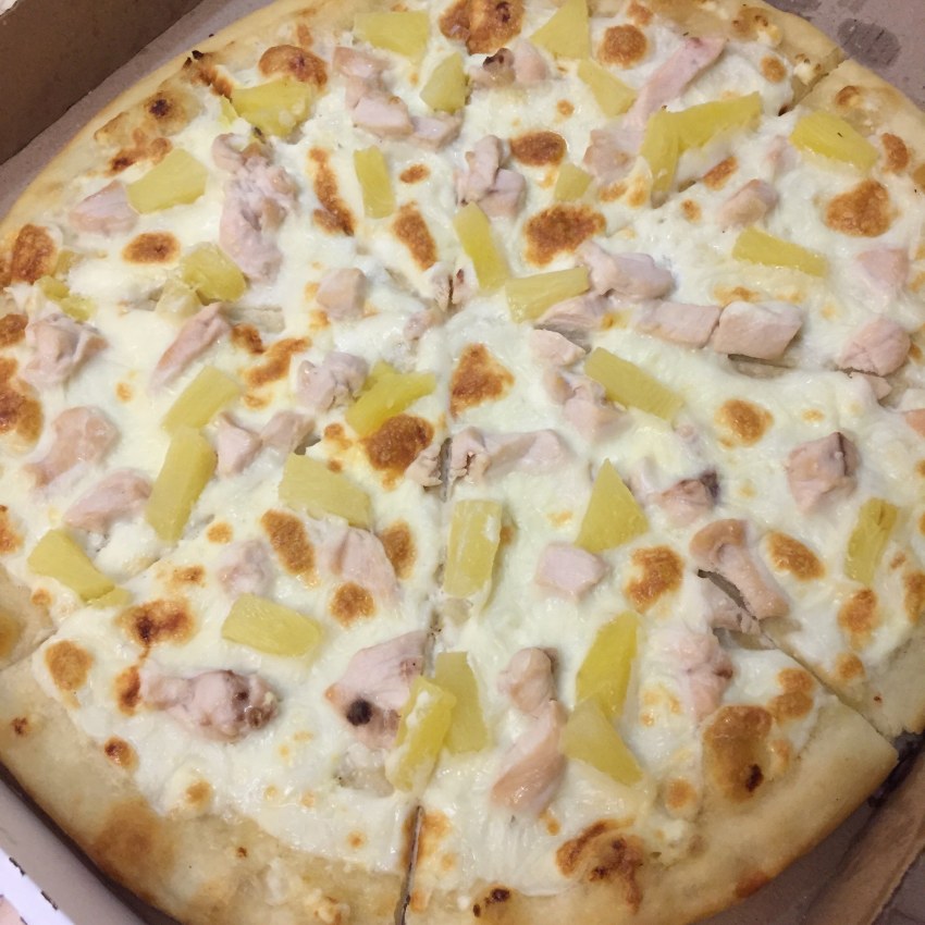 Пицца с ананасами