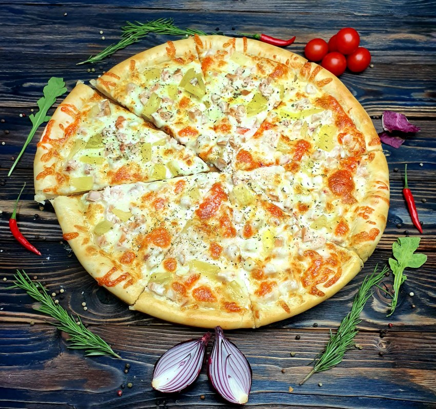 Пицца с курицей и кукурузой