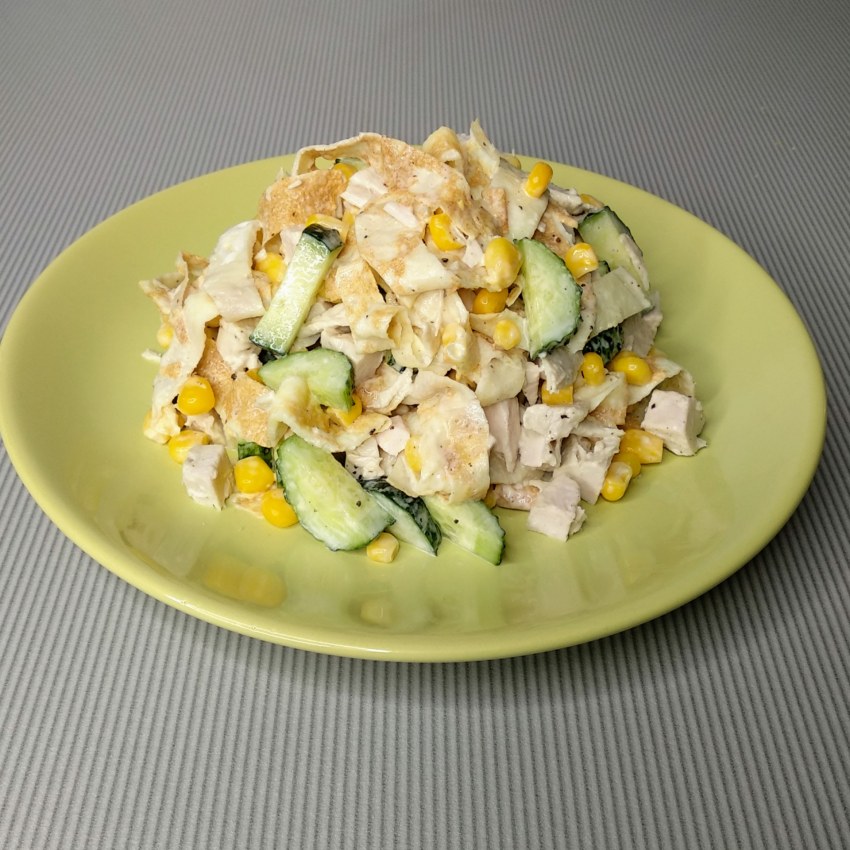 Салат с копчёной курицей и кукурузой