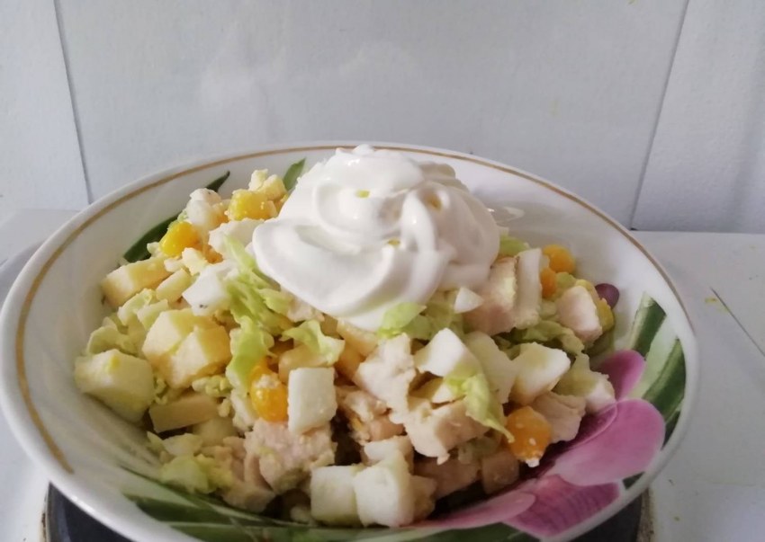 Салат с капустой и колбасой
