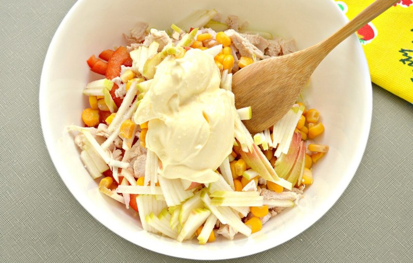 Салат с пекинской капустой и кукурузой и курицей