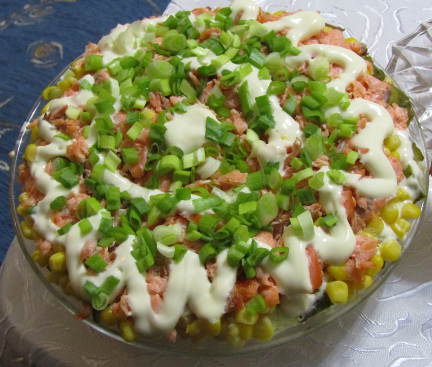 Салат с редиской и кукурузой