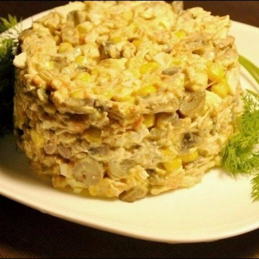 Королевский салат с ананасами и курицей