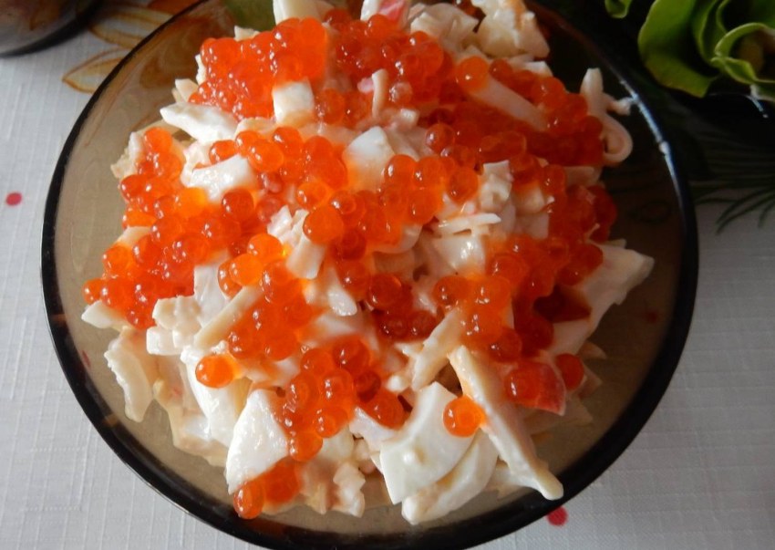 Салат с семгой и красной икрой