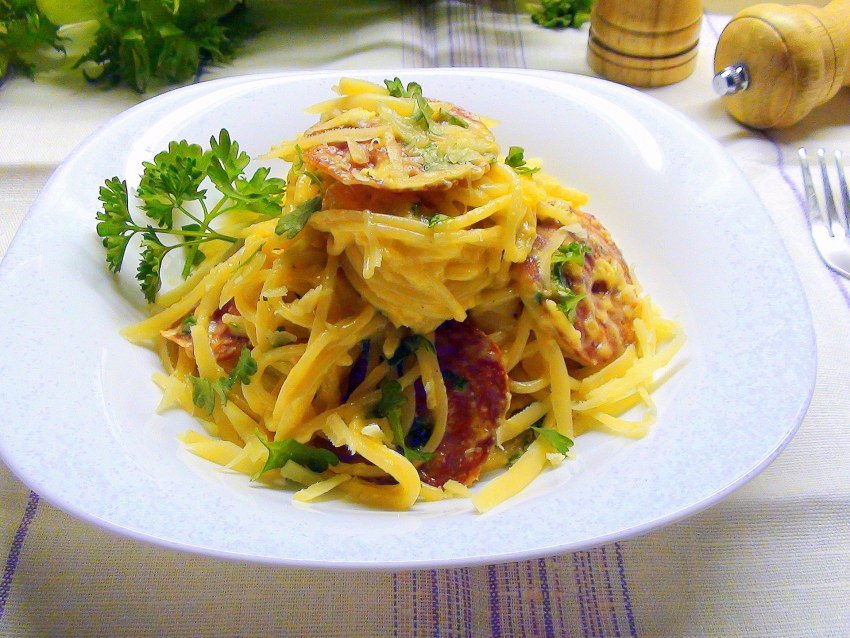 Макароны с колбасой и кабачками