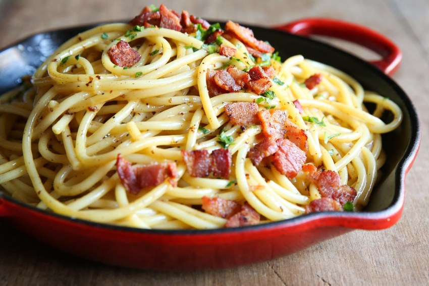 Макароны с охотничьими колбасками и сыром