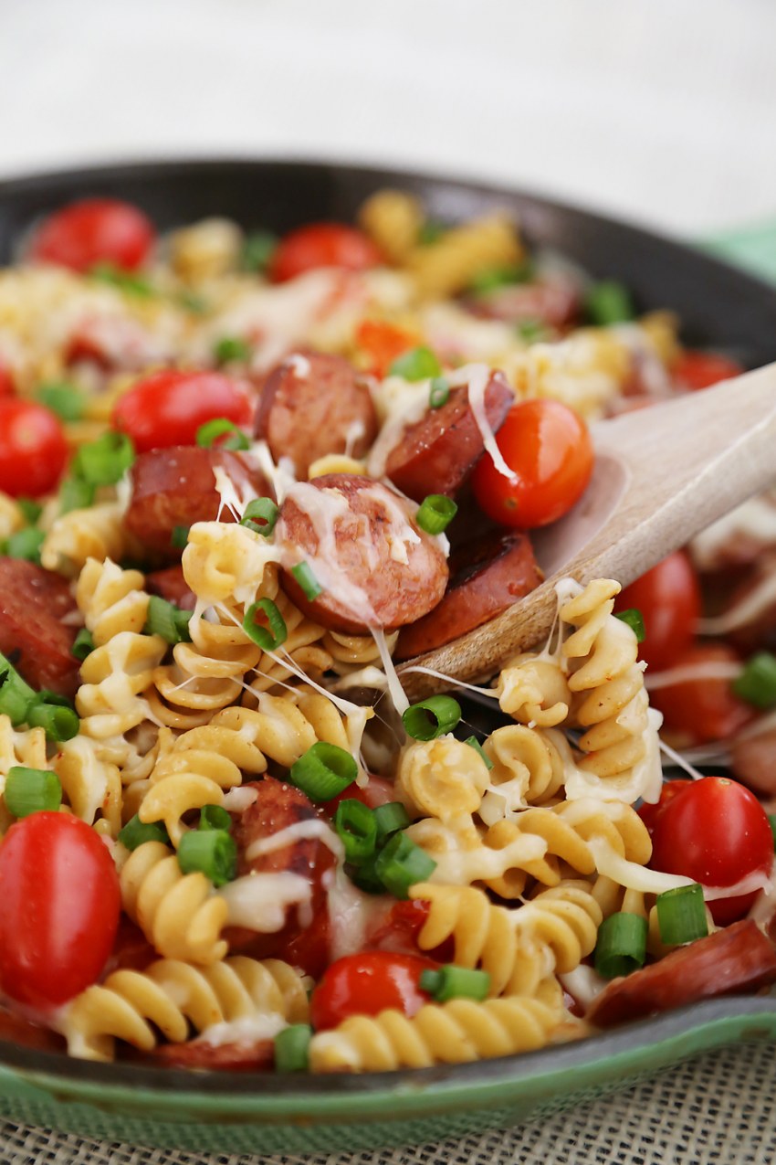 Салат к макаронам с сосисками