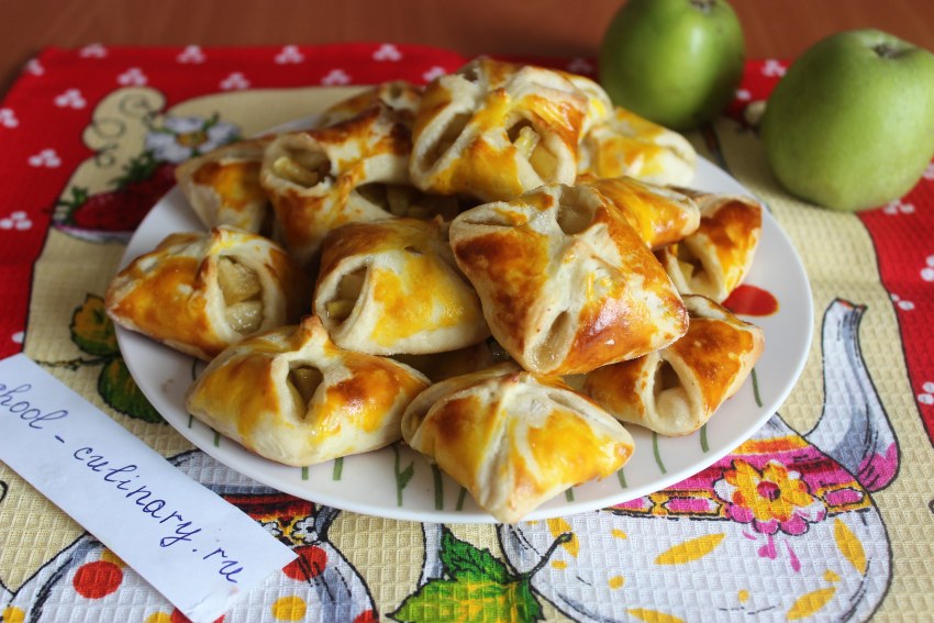 Слойки с яблоками