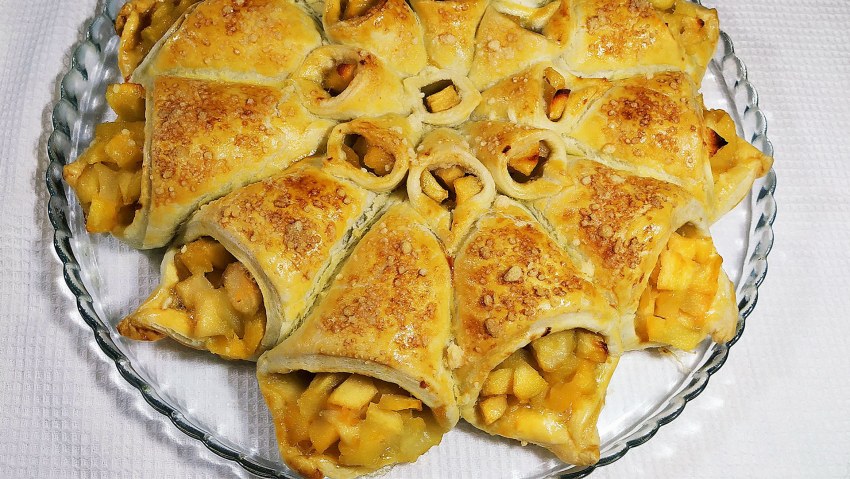 Слоеные пирожки с яблоками