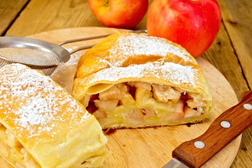 Слойки с яблоками
