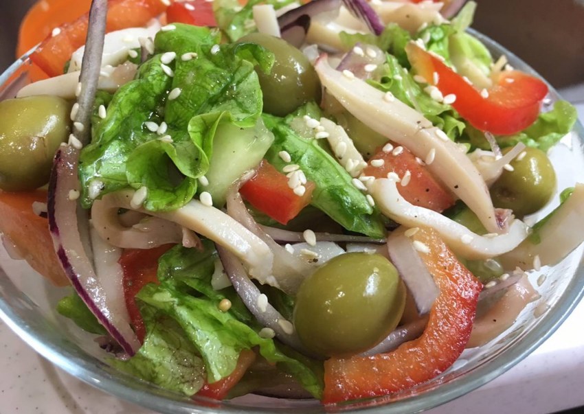 Салат с кальмарами и овощами