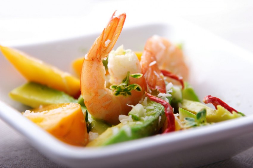 Красивый салат с морепродуктами