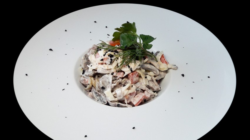 Салат с языком говяжьим и соленым огурцом