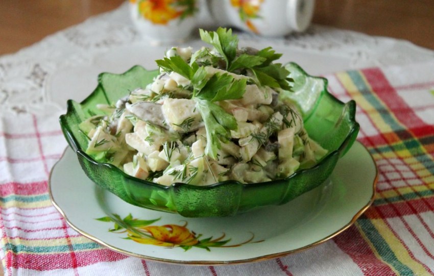 Салат с охотничьими колбасками