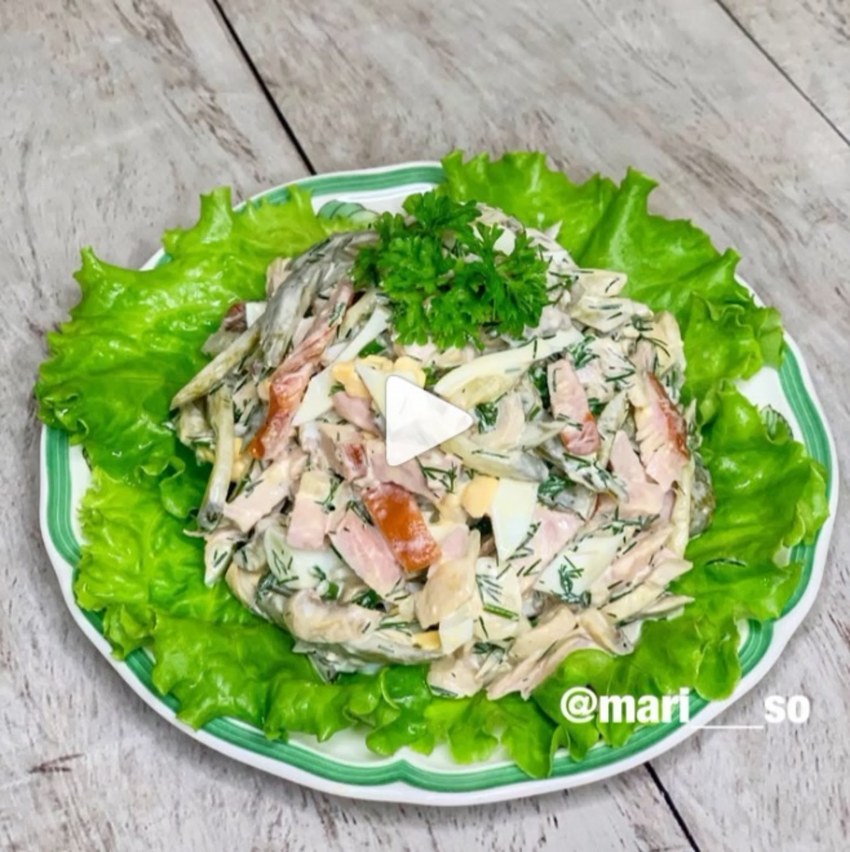 Салат с печенью и солеными огурцами