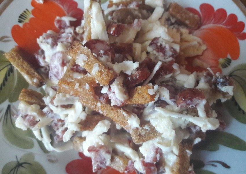 Салат с охотничьими колбасками