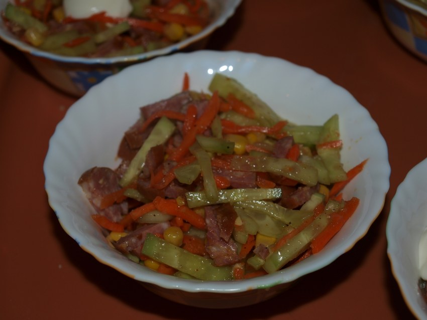 Салат с копченой колбасой