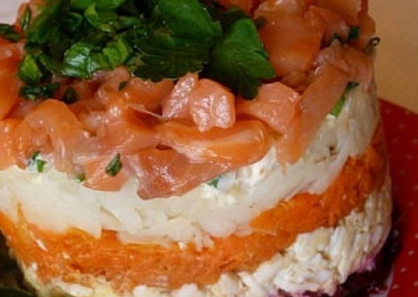 Салат с красной рыбой и крабовыми палочками слоями