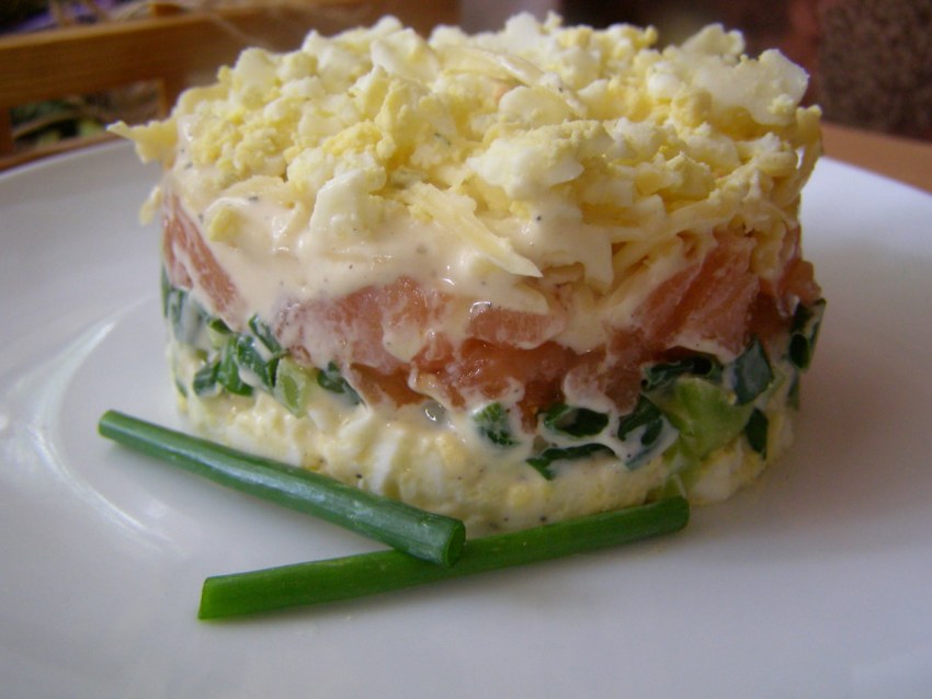 Салат с семгой и икрой