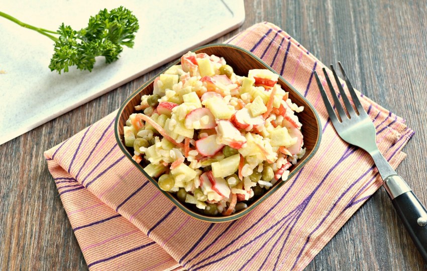 Салат с шампиньонами и крабовыми палочками