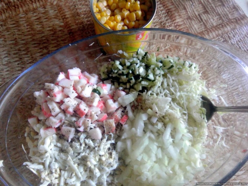 Салат Нарцисс с крабовыми палочками и яблоком