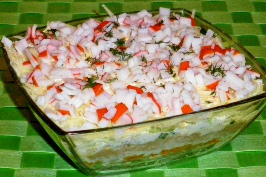 Салат крабовый с зерненым творогом
