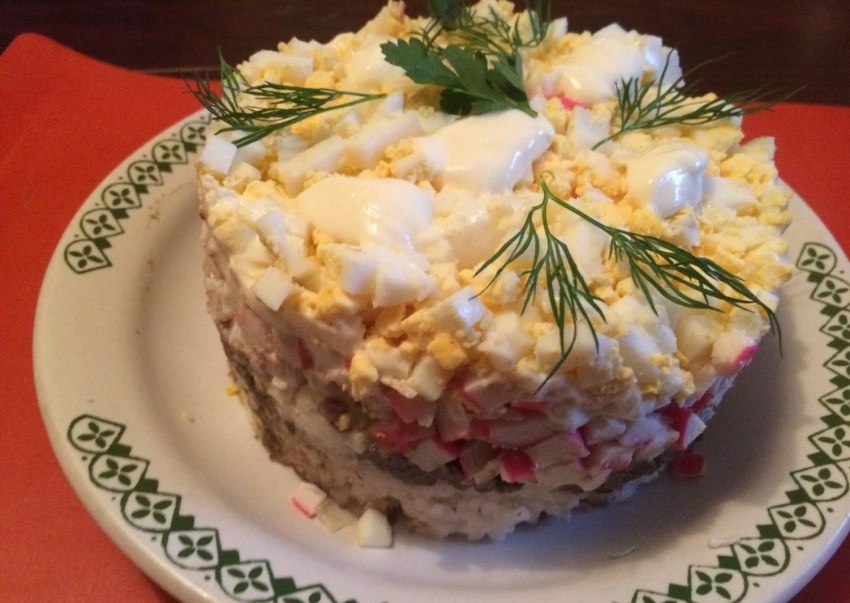 Салат с крабовыми палочками и консервой