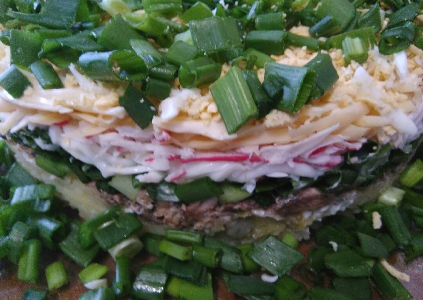 Салат с крабовыми палочками и рыбой