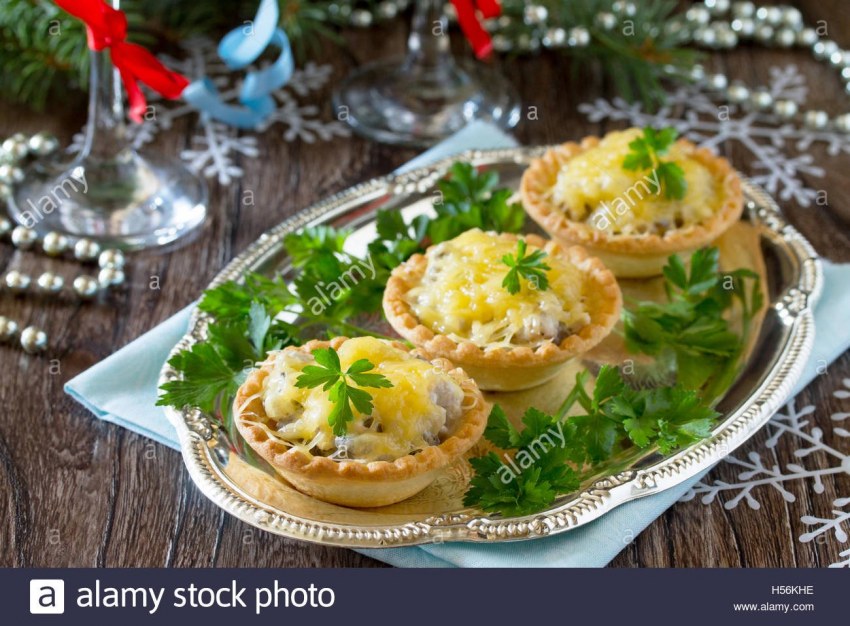 Жульен с курицей и грибами в тарталетках