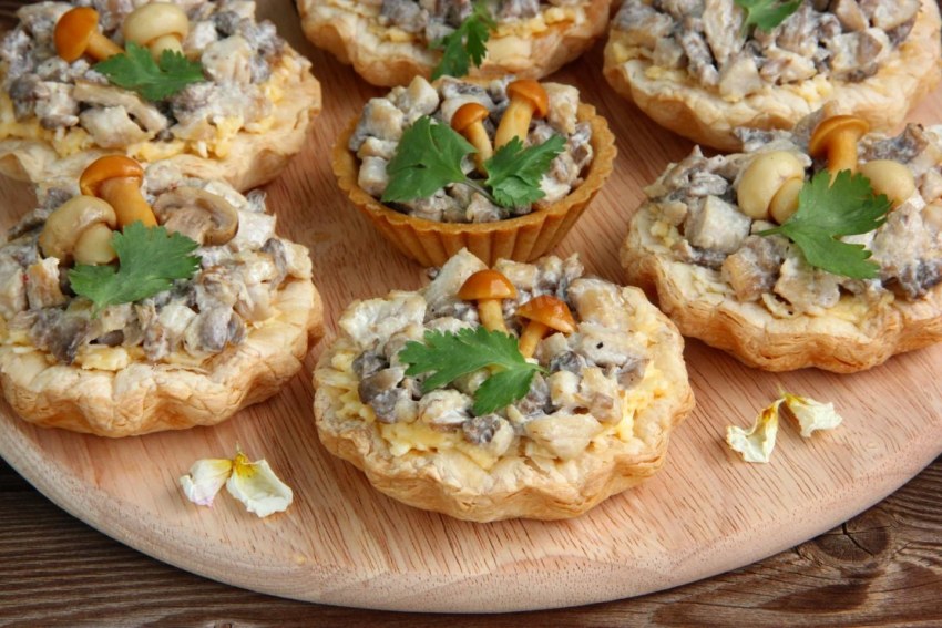 Тарталетки с грибами и курицей на праздничный стол