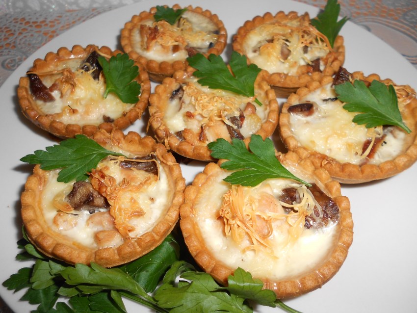 Жульен с курицей и грибами в тарталетках