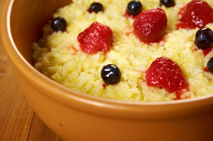 Пшенная каша с брусникой и яблоками