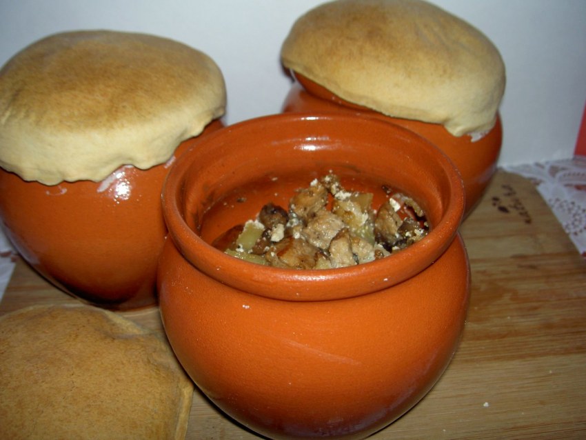 Курица с картошкой в горшочке