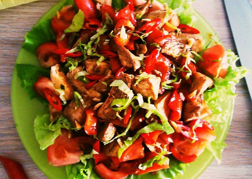 Салат с жареной куриной грудкой