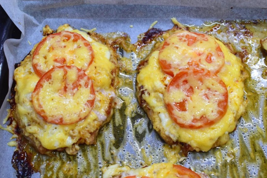 Отбивные с помидорами и сыром в духовке