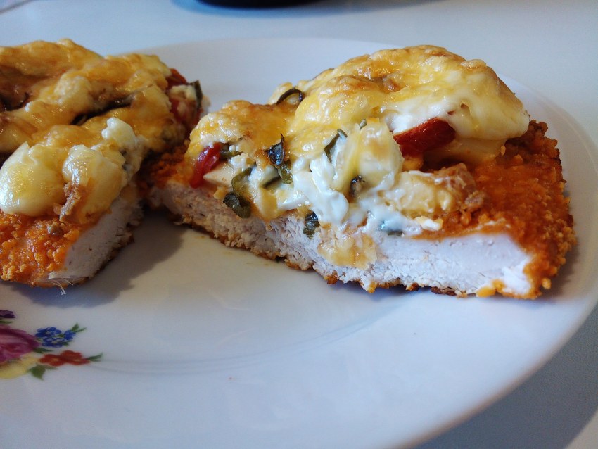 Куриные отбивные в духовке с помидорами и сыром