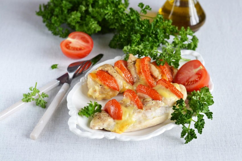 Куриное филе в духовке с помидорами и сыром