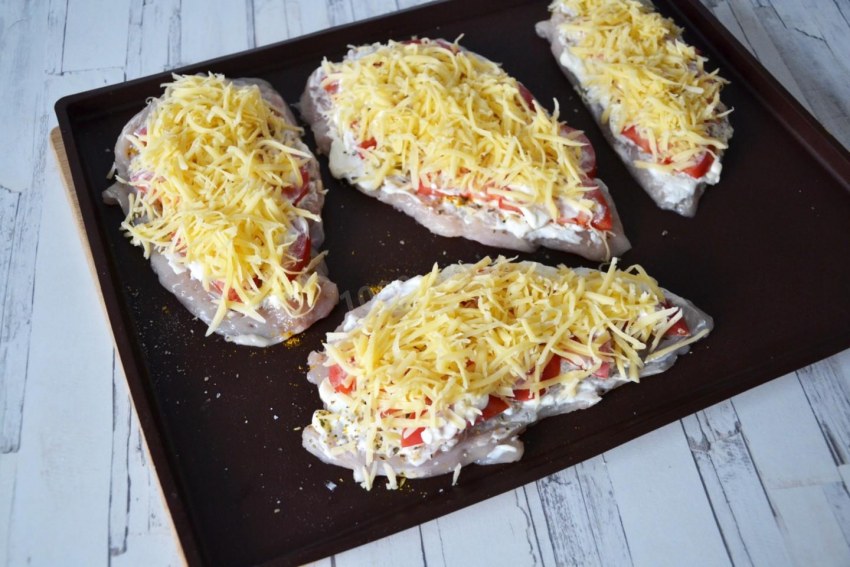 Куриная отбивная с помидором и сыром в духовке