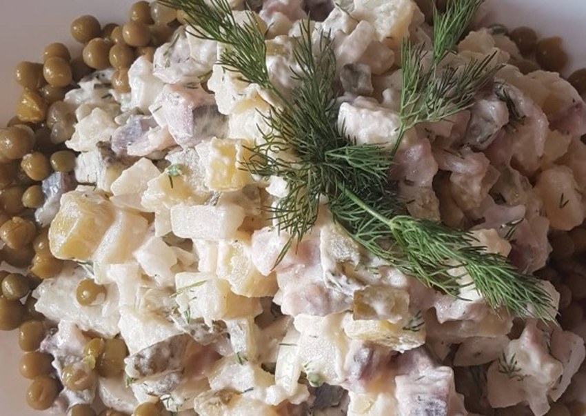 Салат с консервированной рыбкой