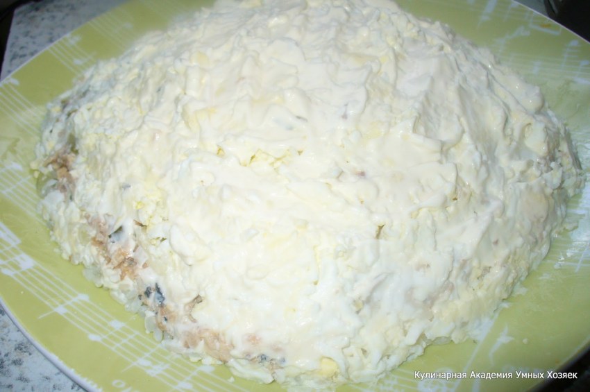 Салат Нептун с красной икрой и кальмарами
