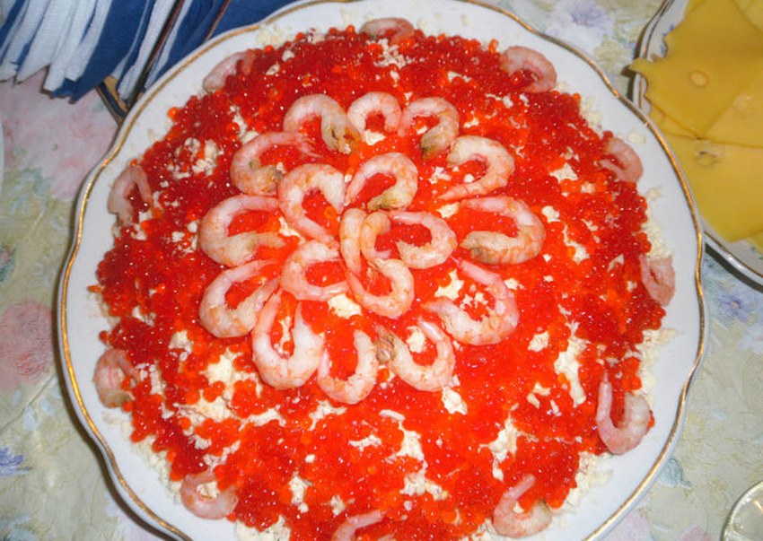 Салат с икрой и красной рыбой и рисом