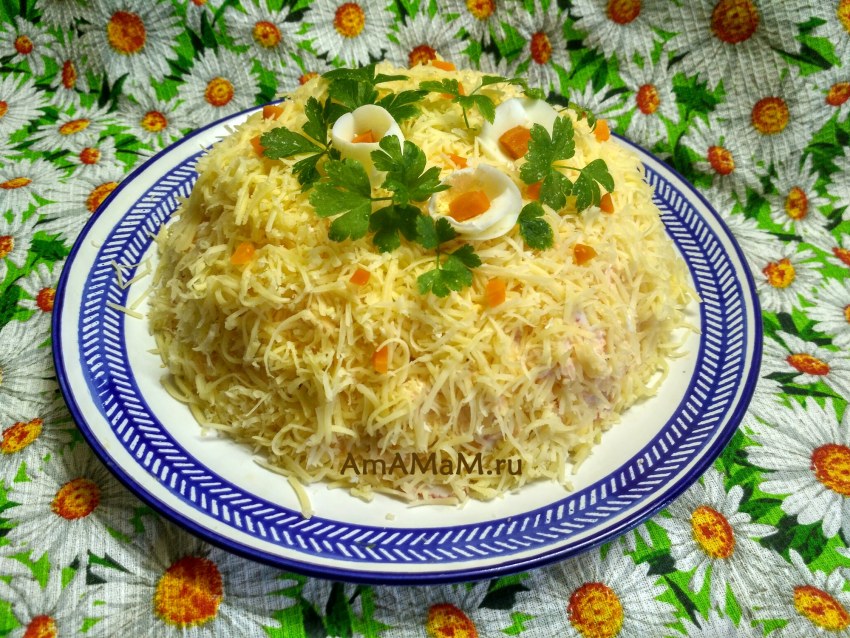 Салат с крабовыми палочками и икрой мойвы